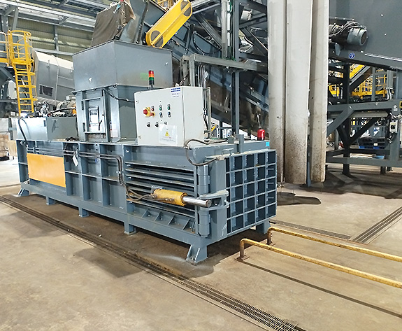 Solución de compresión de alta eficiencia para desechos de botellas de PET en Japón